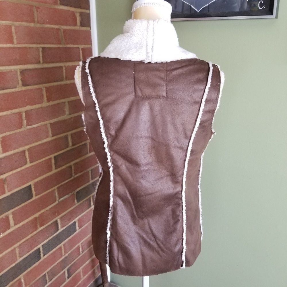 Leather look, faux fur vest super cute SZ M EUC - Picture 3 of 6